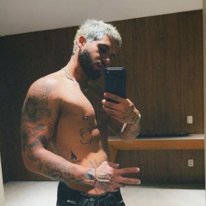 Zé Felipe adora mudar o visual, mas vai ter que ficar sem mexer nos cabelos