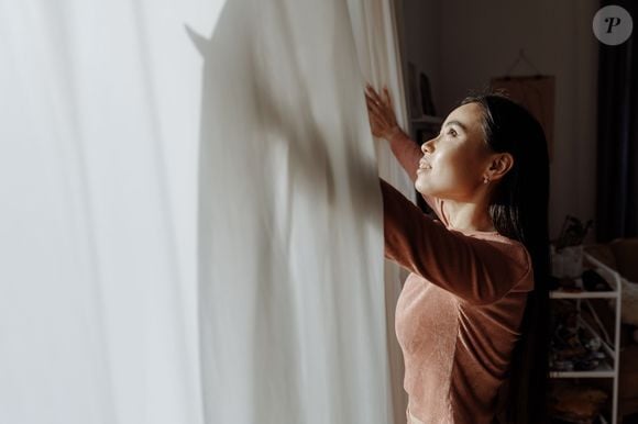 A proposta não é encharcar o sofá ou as cortinas, mas distribuir uma pequena quantidade com uma borrifada fina