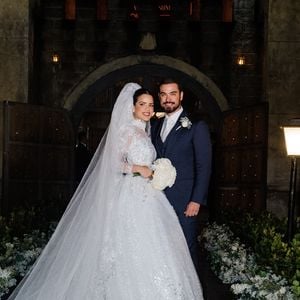Sidney Sampaio e Luana Sales posam após a cerimônia religiosa. A noiva usou vestido estilo princesa assinado pela Eliane Noivas