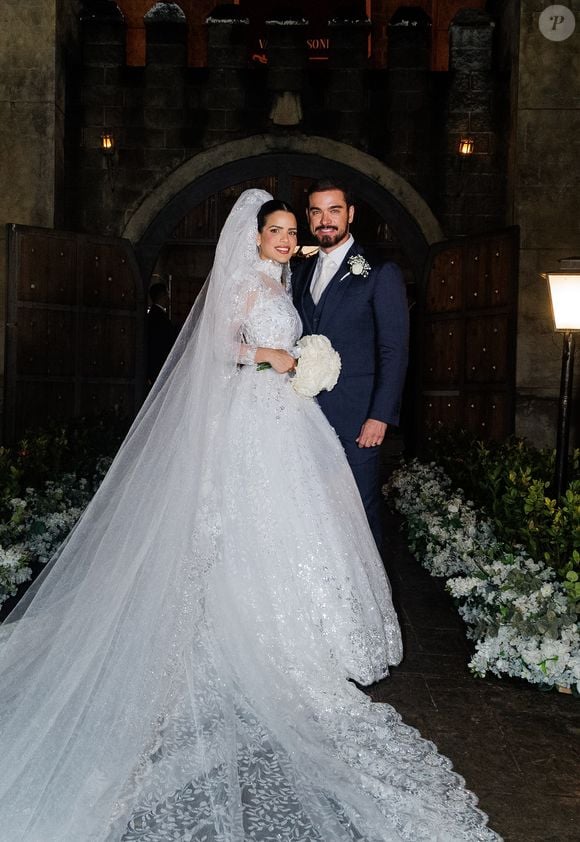 Sidney Sampaio e Luana Sales posam após a cerimônia religiosa. A noiva usou vestido estilo princesa assinado pela Eliane Noivas