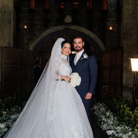 Sidney Sampaio e Luana Sales posam após a cerimônia religiosa. A noiva usou vestido estilo princesa assinado pela Eliane Noivas