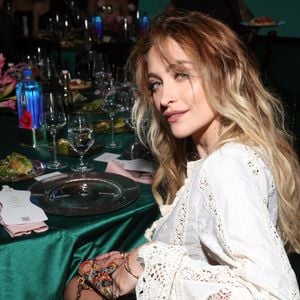 Em seu relato no podcast On Purpose, Paris Jackson afirmou que deixou as clínicas de reabilitação carregando consequências emocionais ainda maiores: "Eu com certeza saí com mais TEPT do que quando entrei lá