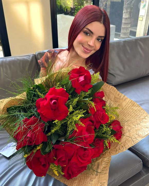 A influenciadora Gkay está sendo cobrada na Justiça por uma dívida com o Banco do Brasil