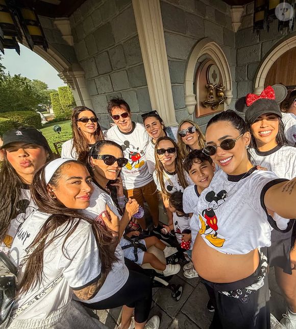 Com barriga de gravidez à mostra, Bruna Biancardi compartilhou fotos da viagem à Disney com um grupo de amigas.