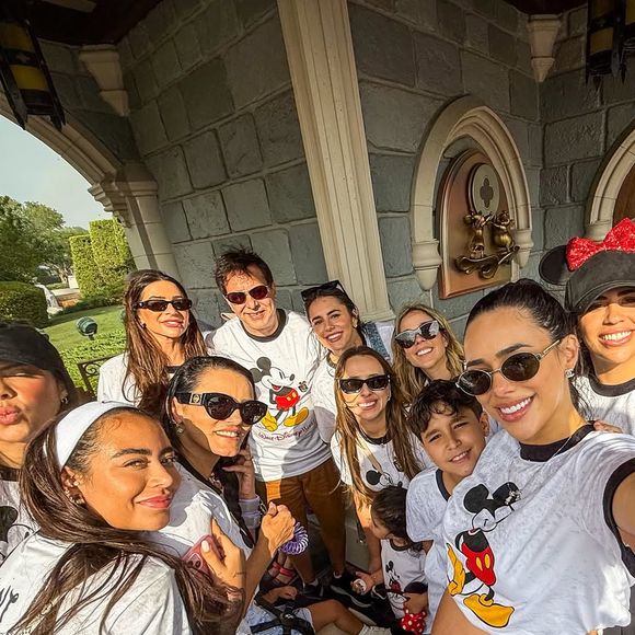 Com barriga de gravidez à mostra, Bruna Biancardi compartilhou fotos da viagem à Disney com um grupo de amigas.