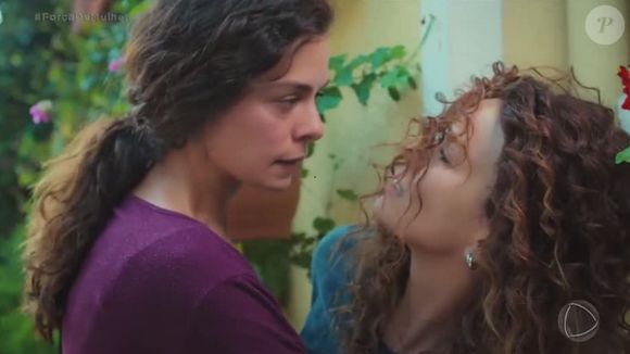 Bahar enforca Sirin durante festa de circuncisão de Doruk em Força de Mulher após a irmã convidar Nezir