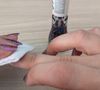 Depois de aplicar o esmalte com glitter no papel, pressione ligeiramente ele nas unhas