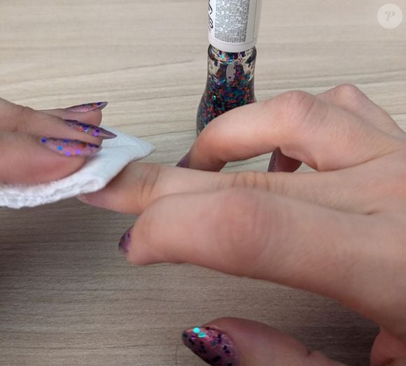 Depois de aplicar o esmalte com glitter no papel, pressione ligeiramente ele nas unhas