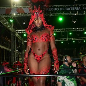 Os olhos de Iza foram maquiados para serem os olhos da serpente