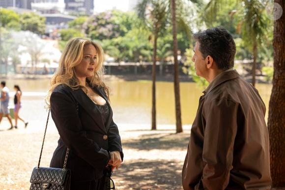 Xavier vinha extorquindo Zilá (Leandra Leal), exigindo quantias cada vez maiores para manter em silêncio sua participação no desfalque milionário cometido anos antes no Grupo Alaor Amaral.
