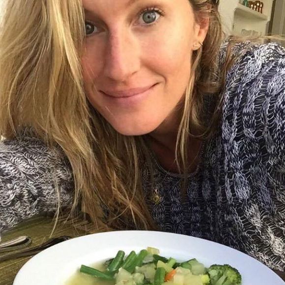 Uma das receitas do livro de Gisele Bündchen é uma sopa espanta-gripe com muitos ingredientes nutritivos