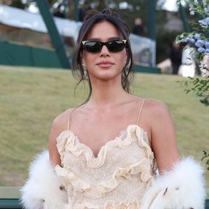 Bruna Marquezine brilha com vestido de babados em camadas para casamento de Giovanna Lancellotti e Gabriel David. Veja fotos!