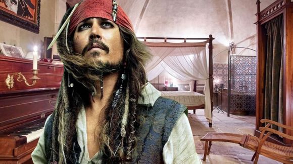 Johnny Depp comprou uma vila francesa de 15 hectares a 27 km de Saint-Tropez e gastou 10 milhões de dólares em reformas para construir piscinas, estúdios de arte e uma adega com tema de piratas