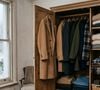 O cheiro de umidade se torna mais evidente nos meses frios e pode ficar impregnado nos tecidos, especialmente nas roupas de inverno guardadas no armário