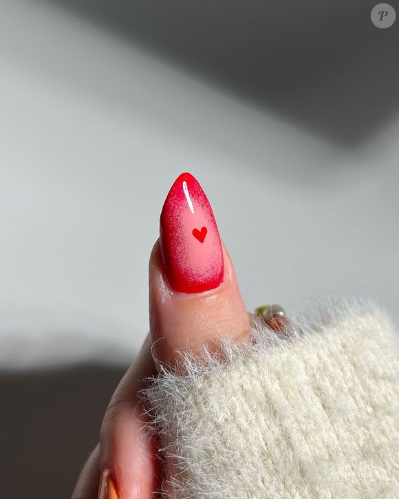 Rosa e vermelho ficam delicados e poderosos nas unhas