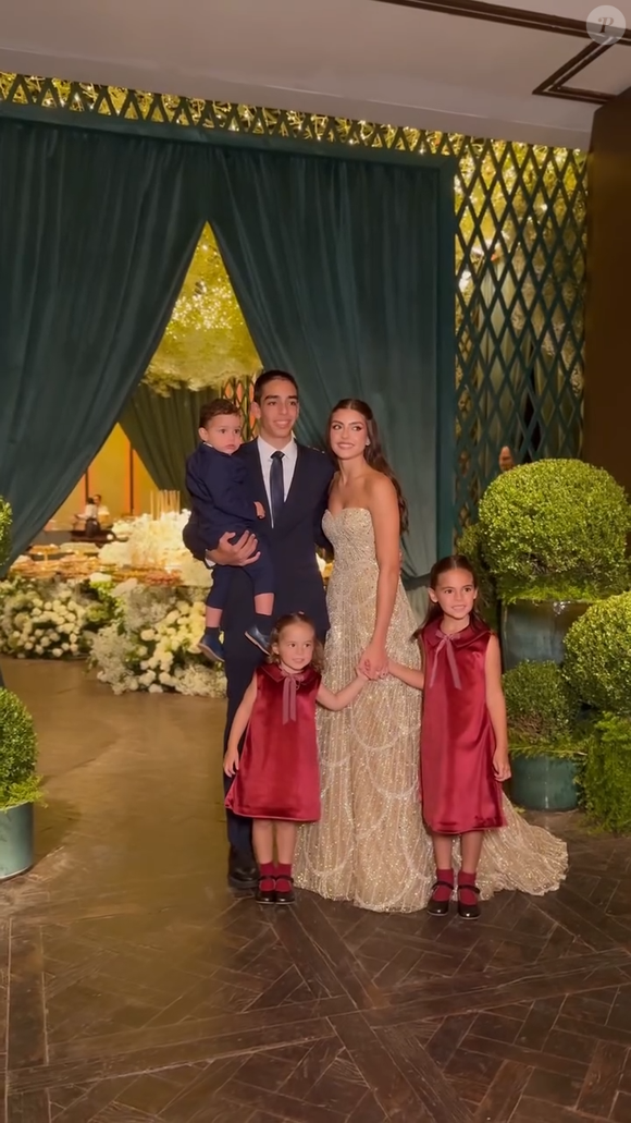 Isabella posou com todos os irmãos em festa de 15 anos