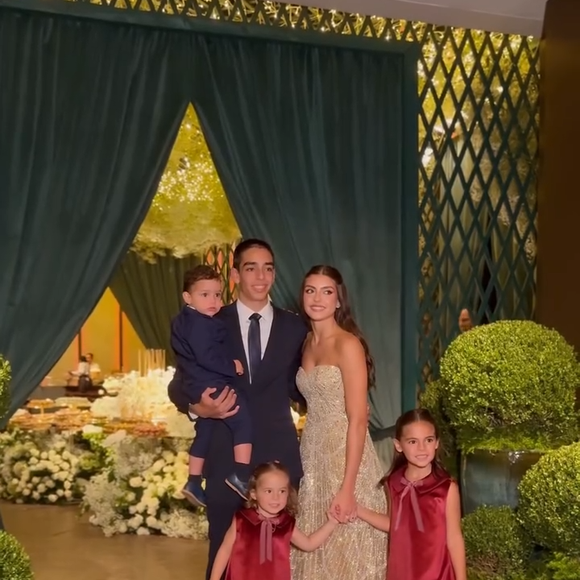 Isabella posou com todos os irmãos em festa de 15 anos