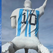 'Dançando na boquinha da garrafa': Messi ganha maior estátua do mundo dedicada a ele, mas web não perdoa pose da obra