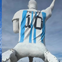 'Dançando na boquinha da garrafa': Messi ganha maior estátua do mundo dedicada a ele, mas web não perdoa pose da obra