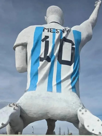 'Dançando na boquinha da garrafa': Messi ganha maior estátua do mundo dedicada a ele, mas web não perdoa pose da obra