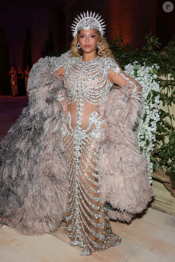 Beyoncé aposta em look ousado e chama atenção no tapete do Met Gala