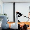 Do tapete ao reformer: todos os tipos de pilates, com e sem aparelhos, e como cada um deles beneficia o seu corpo