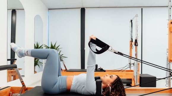 Do tapete ao reformer: todos os tipos de pilates, com e sem aparelhos, e como cada um deles beneficia o seu corpo