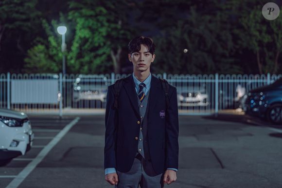 Lee Chae-min interpreta Kang Ha, um aluno de classe baixa que entra no colégio com uma bolsa de estudos e está disposto a acabar com a hierarquia