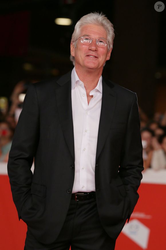 Gere, que começou sua carreira quase 50 anos atrás, ainda é uma presença reconhecida na indústria cinematográfica, embora sua participação nas telas tenha diminuído nos últimos anos.