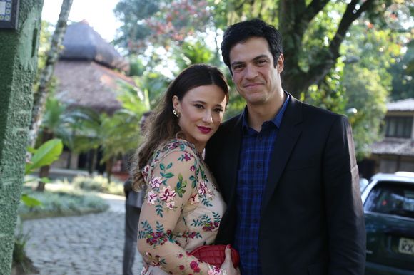 'Com o coração tranquilo viemos comunicar que a nossa relação se transformou e já não somos mais um casal há algum tempo', disse Mateus Solano e Paula