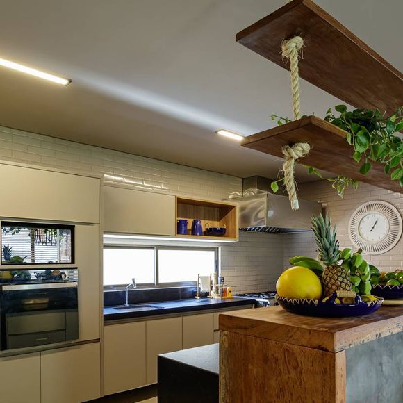 Luxo sem exposição: casa escolhida por Bruna Marquezine e Shawn Mendes oferece adega, cervejeira, equipe completa e isolamento total para garantir discrição no fim de ano