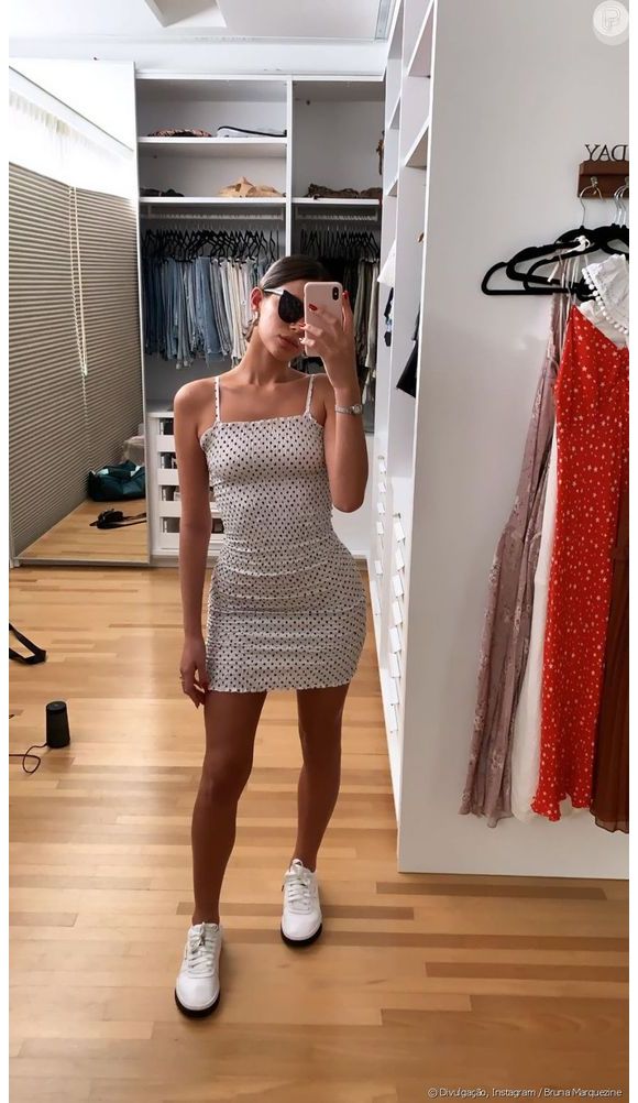 Bruna Marquezine inspira fashionistas com vestido de lastex em poá da marca Mundo Lolita