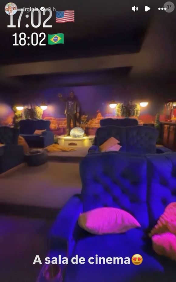A sala de cinema chama atenção na mansão alugada por Virgínia
