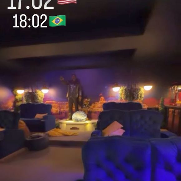 A sala de cinema chama atenção na mansão alugada por Virgínia