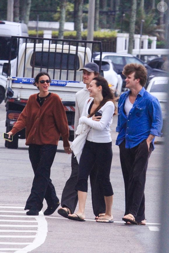 Shawn Mendes e Bruna Marquezine surgem em passeio com a família no Rio, e detalhe no calçado do cantor chama atenção