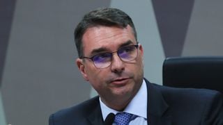 'Ele devia pedir...': filho mais velho de Jair Bolsonaro, Flávio Bolsonaro reage à declaração polêmica de Zezé Di Camargo sobre herdeiras de Silvio Santos e SBT