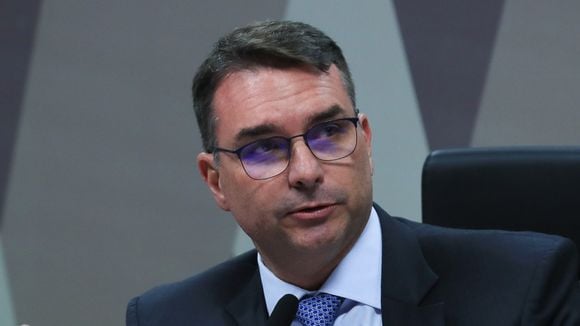'Ele devia pedir...': filho mais velho de Jair Bolsonaro, Flávio Bolsonaro reage à declaração polêmica de Zezé Di Camargo sobre herdeiras de Silvio Santos e SBT