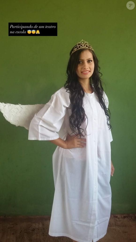 Antes e depois em fotos da mulher de Amado Batista, Calita Franciele exibiu imagem durante apresentação em escola