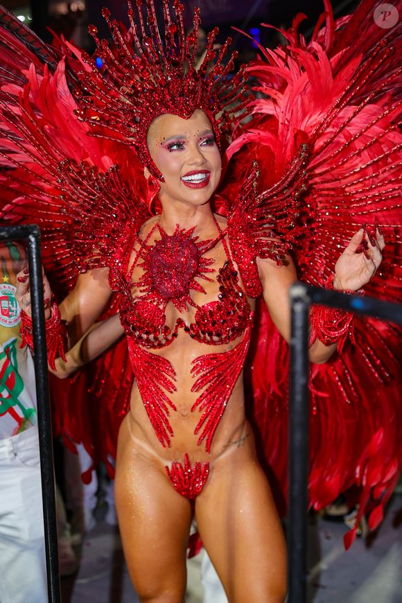 Virgínia Fonseca desfilou com fantasia de 60 mil cristais