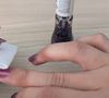 Uma dica certeira é usar a pontinha do papel higiênico para esse truque, tornando o processo mais prático