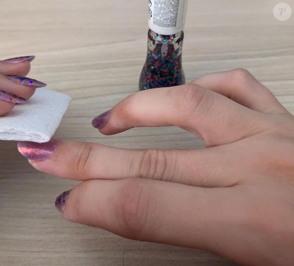 Uma dica certeira é usar a pontinha do papel higiênico para esse truque, tornando o processo mais prático