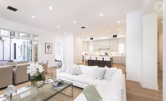 Mansão de Jane Fonda conta com quatro quartos, sete banheiros, duas salas de estar, uma com lareira, sala de jantar e cozinha americana
