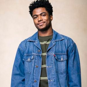 Júnior (Guthierry Sotero) encontra pai desmaiado no capítulo da novela 'Três Graças' de 31 de outubro de 2025, sexta-feira