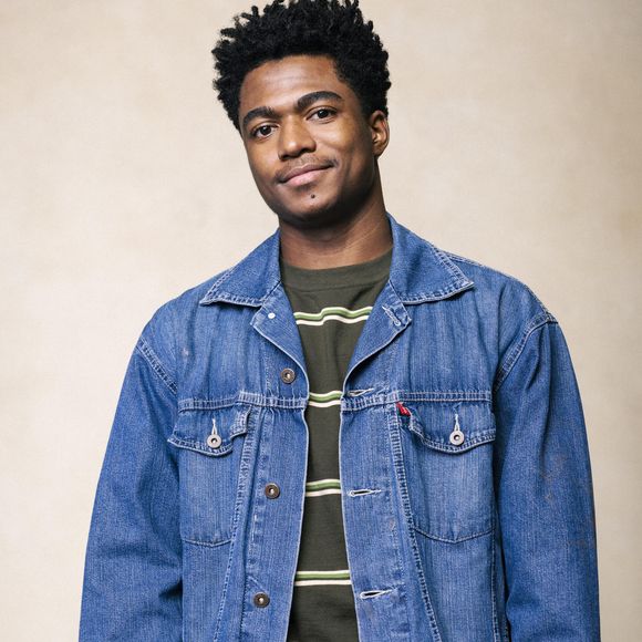 Júnior (Guthierry Sotero) encontra pai desmaiado no capítulo da novela 'Três Graças' de 31 de outubro de 2025, sexta-feira