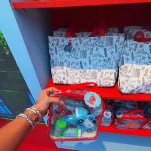 Entre os brindes, estavam latas personalizadas com as cores e elementos visuais escolhidos para a festa de José Leonardo