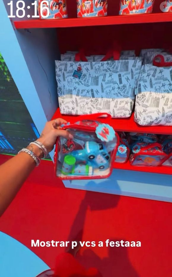Entre os brindes, estavam latas personalizadas com as cores e elementos visuais escolhidos para a festa de José Leonardo