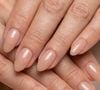 Os tons nude seguem como uma das escolhas mais discretas e sofisticadas para a manicure. Com uma cor próxima à tonalidade natural da unha e acabamento de brilho cristalino, o resultado é de mãos cuidadas e elegantes