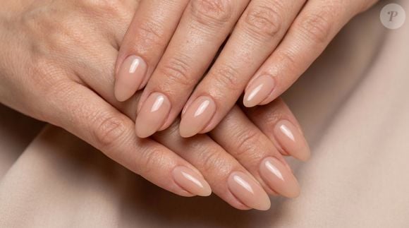 Os tons nude seguem como uma das escolhas mais discretas e sofisticadas para a manicure. Com uma cor próxima à tonalidade natural da unha e acabamento de brilho cristalino, o resultado é de mãos cuidadas e elegantes