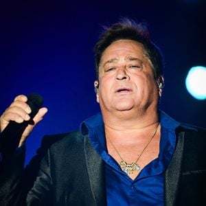 O colar usado por Leonardo é de ouro, possui rubis e safiras.