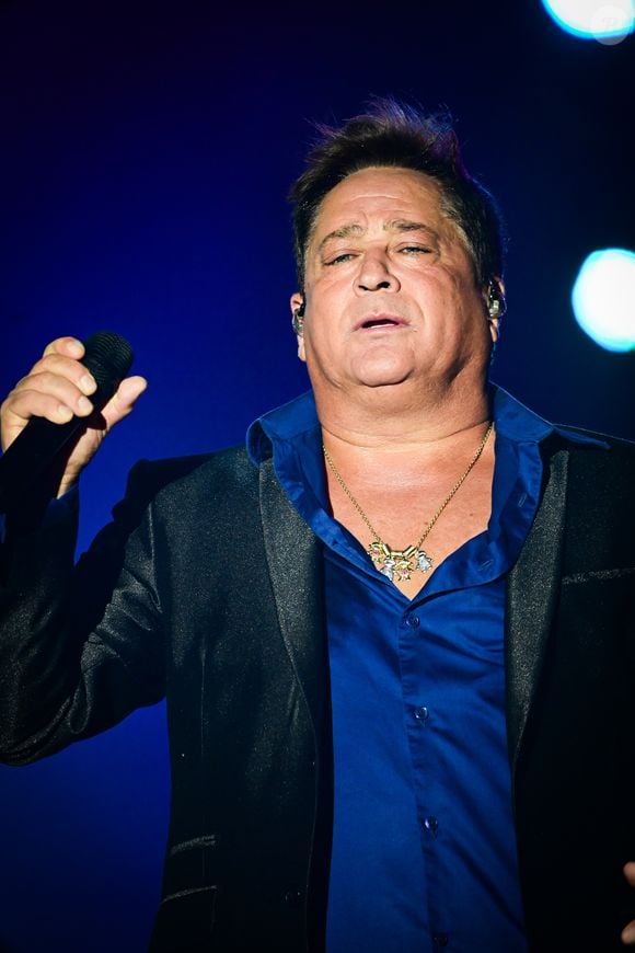 O colar usado por Leonardo é de ouro, possui rubis e safiras.